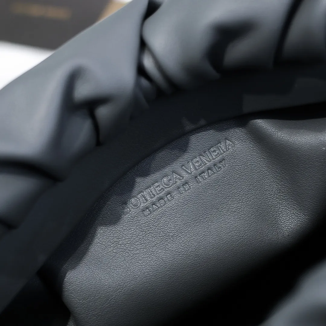 2020 new products will continue to upgrade the cloud bag to the вoттega veneтa chain cloud bag. It is still developed with imported original leather as standard. This hardware chain needs to be light on the upper body and can only be made of all-steel material. It is made of hollowed metal. You don’t have to worry about its weight. Major celebrity fashion bloggers have used it to attend fashion shows. Who can resist the charm of this large gold chain [smile] Style number: 6708# Size: 30*16*12